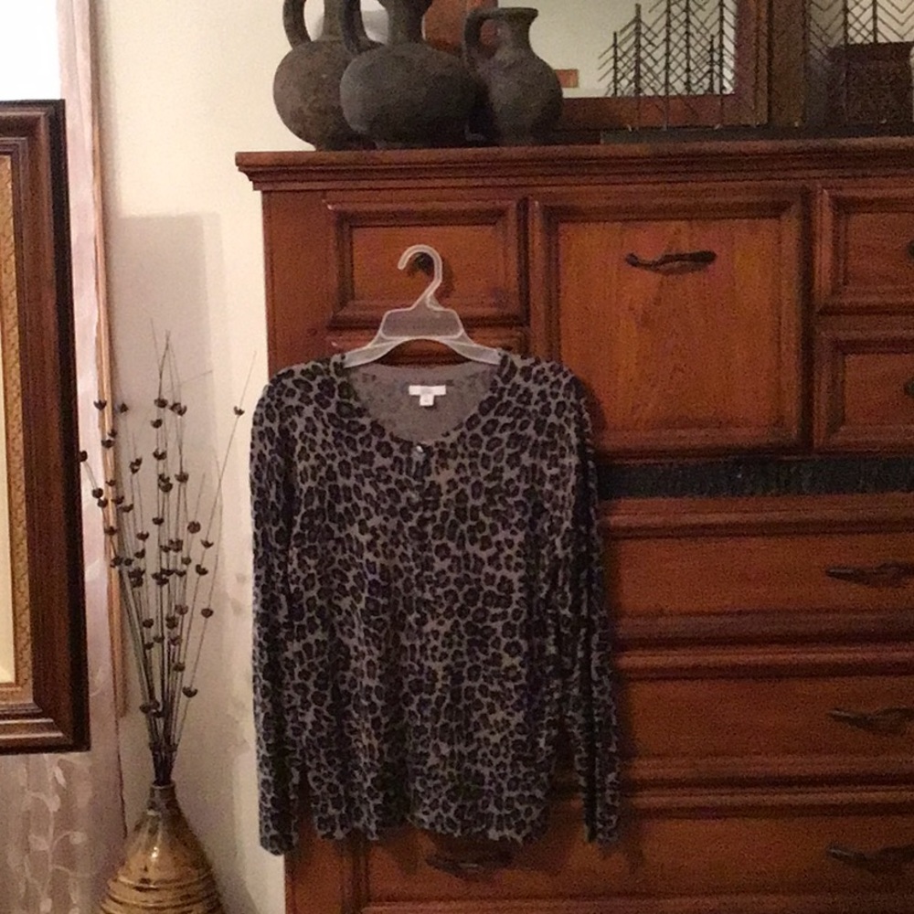 Size extra large women’s new button up sweater by croft and barrow.
